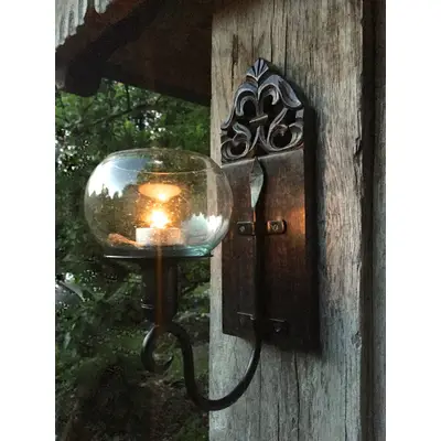 Preisvergleich für Windlicht im Kolonialstil - handgefertigt Wand-Kerzenhalter geschnitzt Glaskugel, BxT 7x5 cm, aus Metall